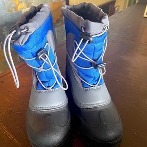 LIKE NEW Boys waterproof snow boots size 3.